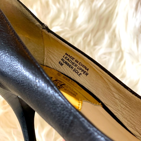 Michael Kors black leather heels. - Picture 4 of 6